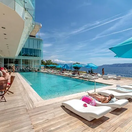 Stunning In With Outdoor Swimming Pool, Sauna And 2 Bedrooms *