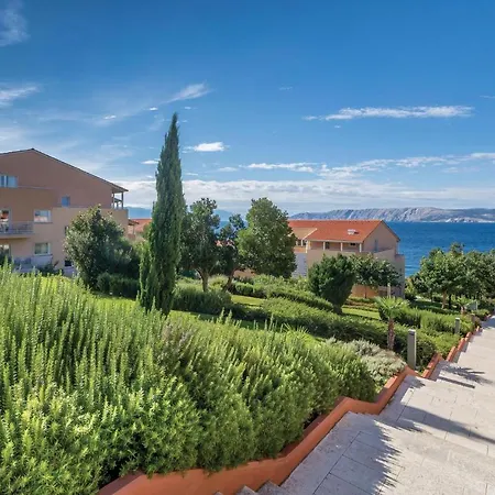 Stunning In With Outdoor Swimming Pool, Sauna And 2 Bedrooms
