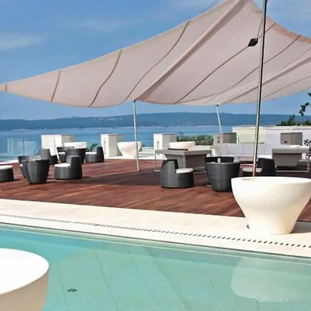 Stunning In With Outdoor Swimming Pool, Sauna And 2 Bedrooms *