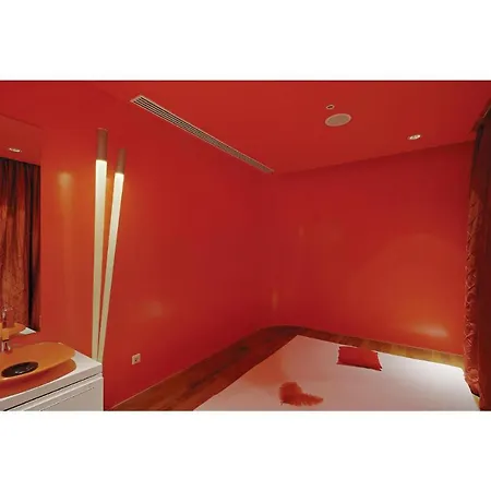 Stunning In With Outdoor Swimming Pool, Sauna And 2 Bedrooms *