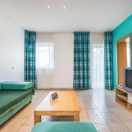 Stunning In With Outdoor Swimming Pool, Sauna And 2 Bedrooms